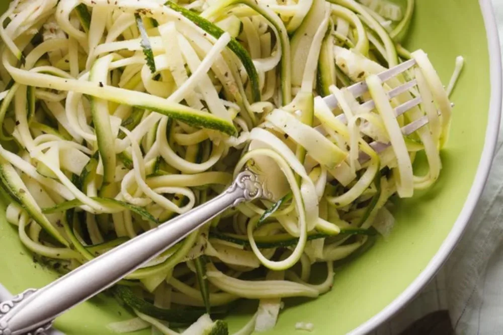 Dietary zucchini pasta in a bowl macro. horizontal top view — Stock Photo, Image
