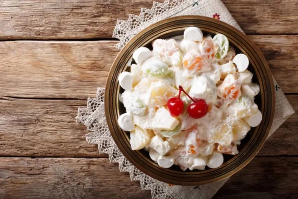 Fruit salad Ambrosia from pineapple, tangerine, grapes and marsh — Stock Photo, Image