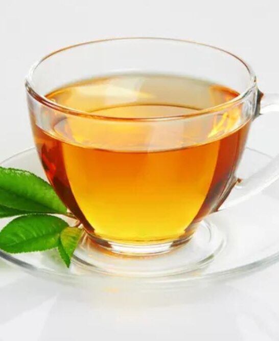 Cup with tea and green leaf — Stock Photo, Image