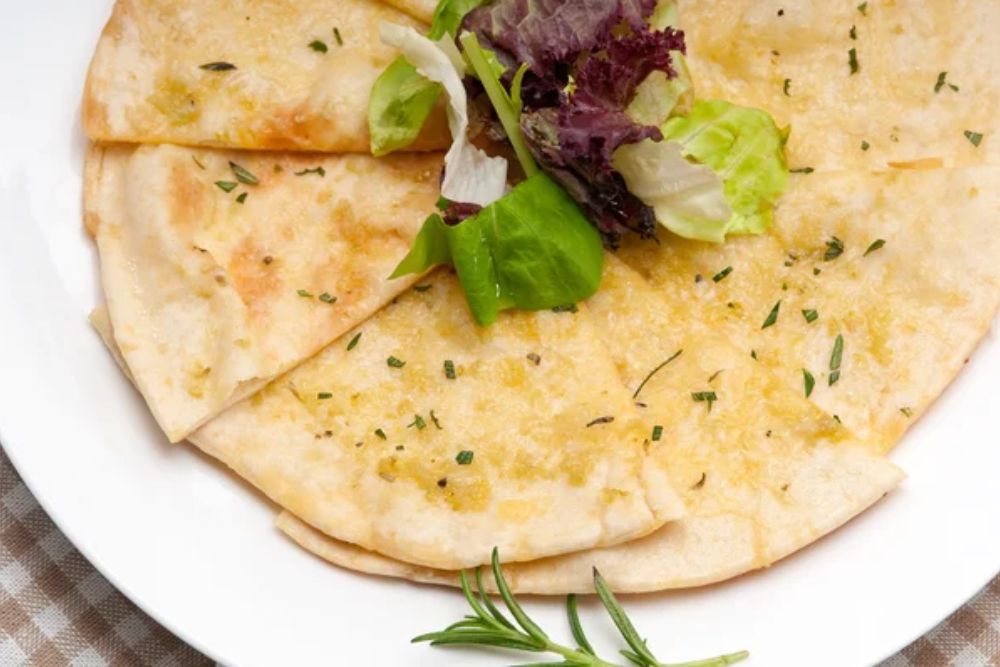Garlic pita bread pizza with salad on top — Stock Photo, Image