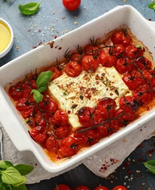Baked Feta Pasta with sweet cherry tomatoes and herbs. Vegetarian food — Stock Photo, Image