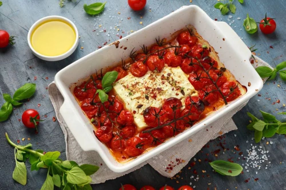 Baked Feta Pasta with sweet cherry tomatoes and herbs. Vegetarian food — Stock Photo, Image