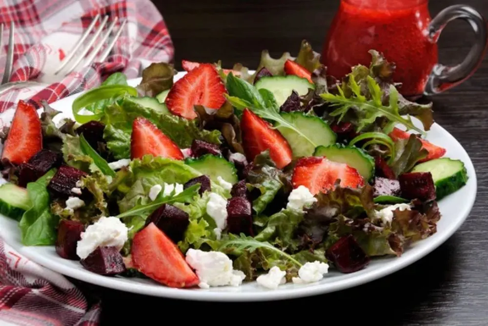 Strawberry Vinaigrette Salad — Stock Photo, Image