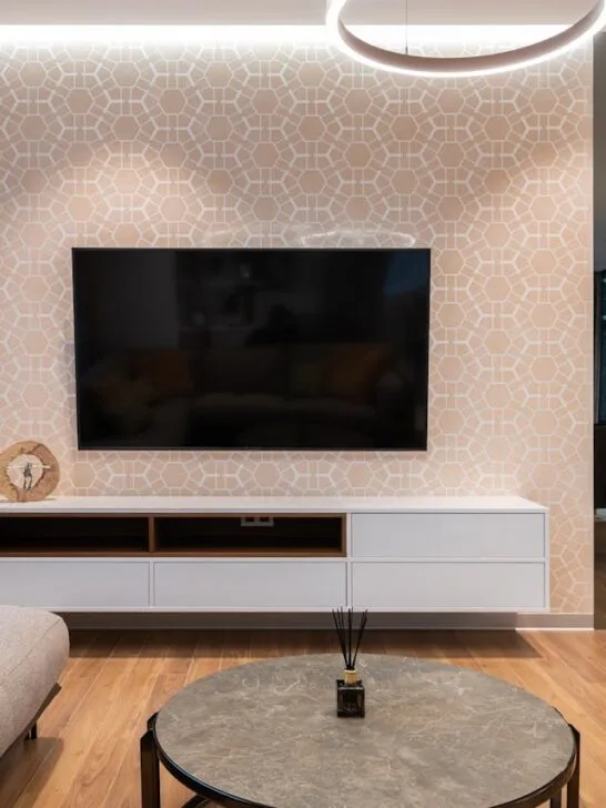 Peach and white design on wallpaper in a living room