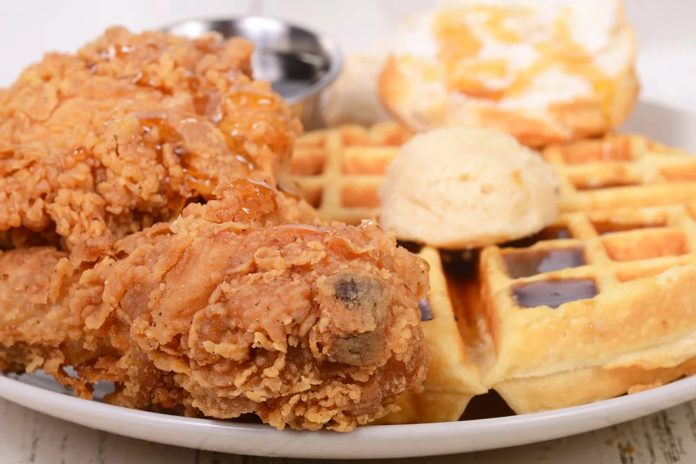 Southern fried chicken and waffles — Stock Photo, Image"