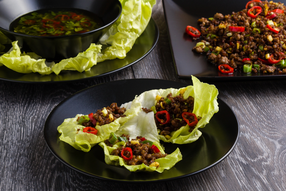Chilli beef lettuce wraps — Stock Photo, Image