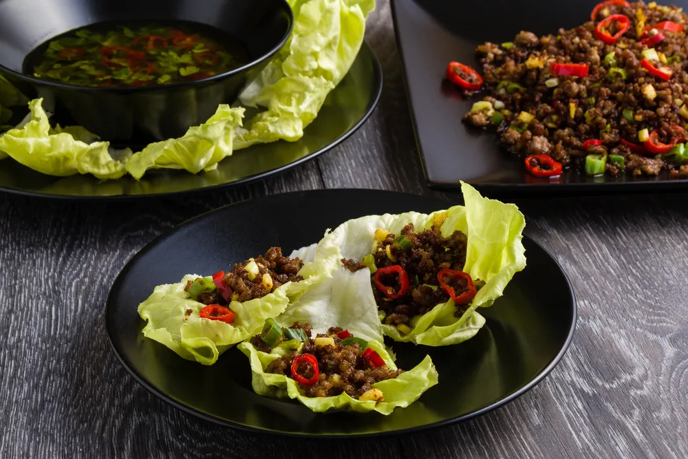Chilli beef lettuce wraps — Stock Photo, Image
