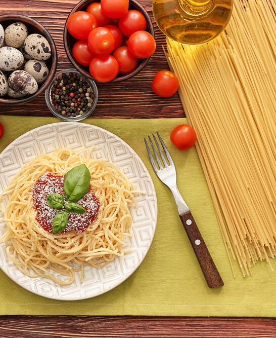 Plate with spaghetti and sauce on table. Delicious pasta recipes — Stock Photo, Image