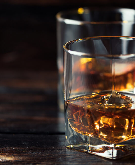 Alcohol Drink Whisky Whiskey Bourbon Ice Cubes Dark Wood Table — Stock Photo, Image