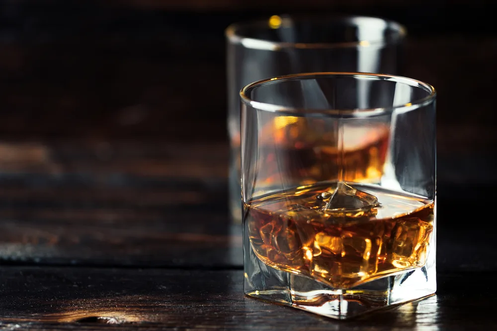 Alcohol Drink Whisky Whiskey Bourbon Ice Cubes Dark Wood Table — Stock Photo, Image