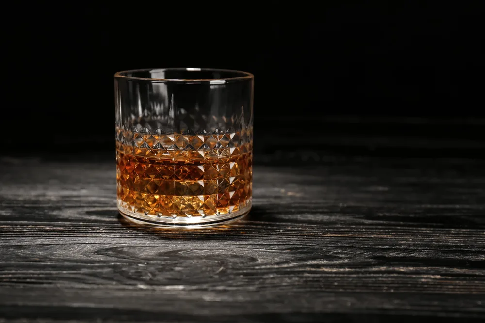 Glass Whiskey Wooden Table Black Background — Stock Photo, Image