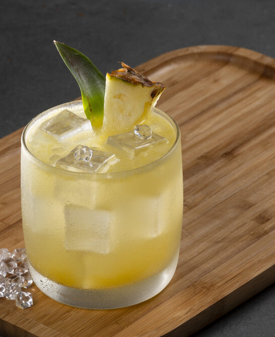 Alcoholic Cocktail Pisco Punch Decorated Pineapple Piece Leaf — Stock Photo, Image