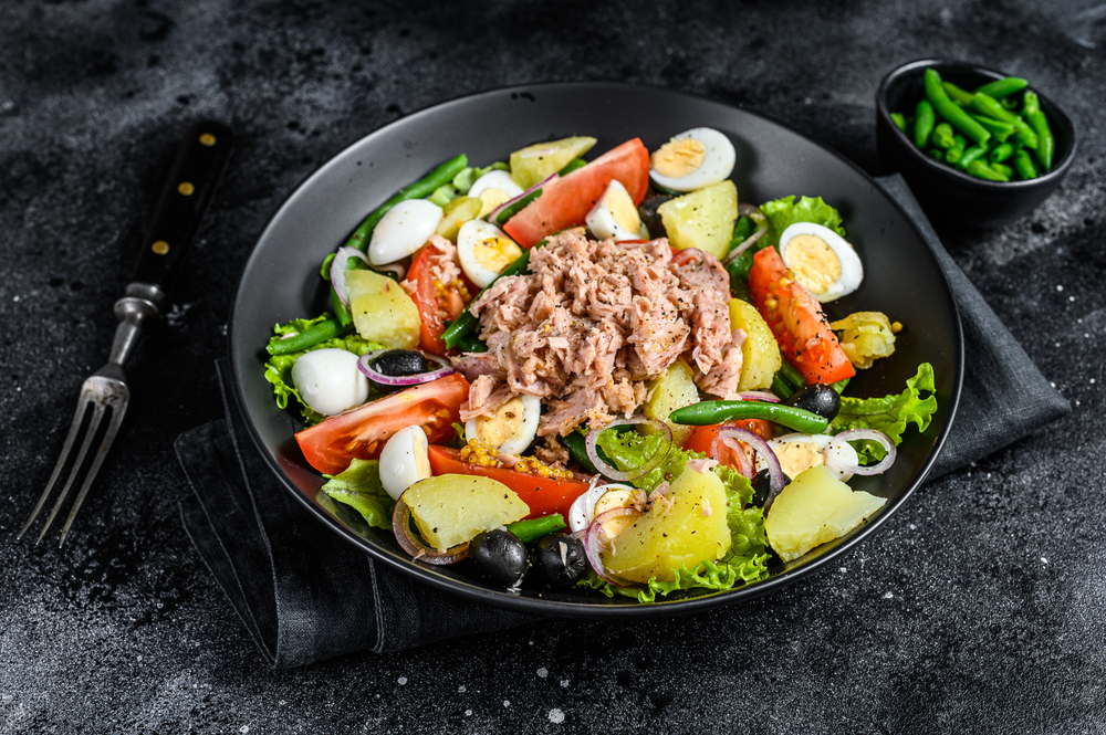 Tuna Salad Nicoise Vegetables Eggs Anchovies Plate Black Background Top — Stock Photo, Image