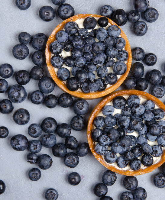 Delicious desserts of blueberry mini tart with fresh berries. Flat lay — Stock Photo, Image
