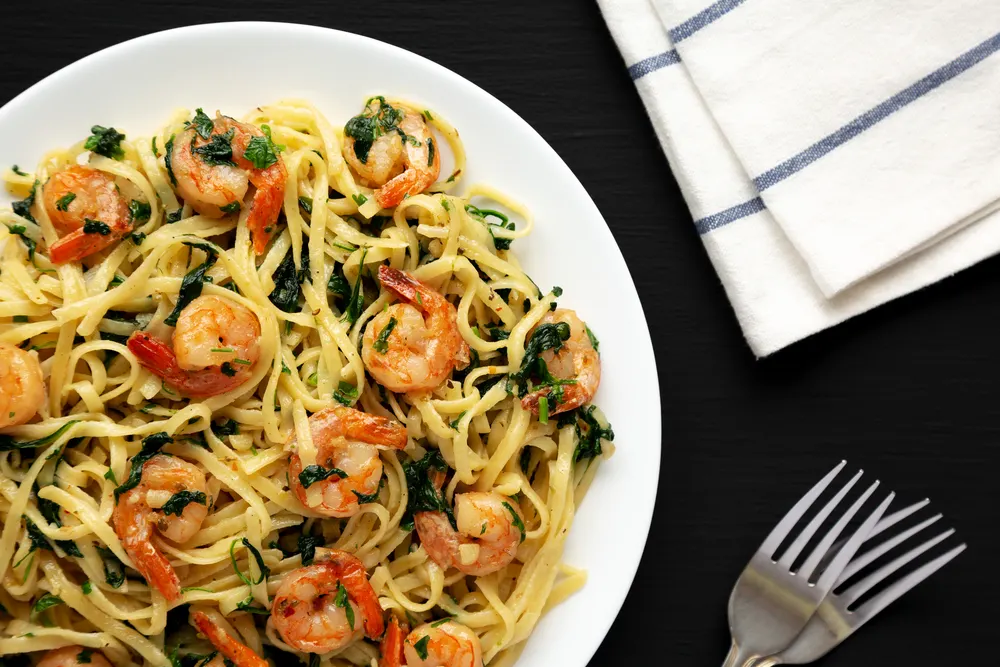 Homemade One Pot Lemon Garlic Shrimp Pasta Plate Black Background — Stock Photo, Image"