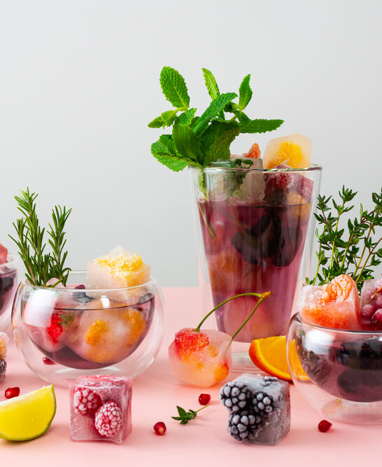 Cool Refreshing Drinks Ice Cubes Berries Fruits Mint Summer Cold — Stock Photo, Image