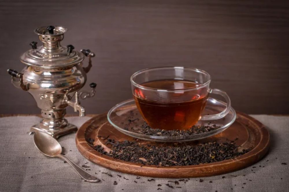 Cup of tea and a vintage teapot — Photo