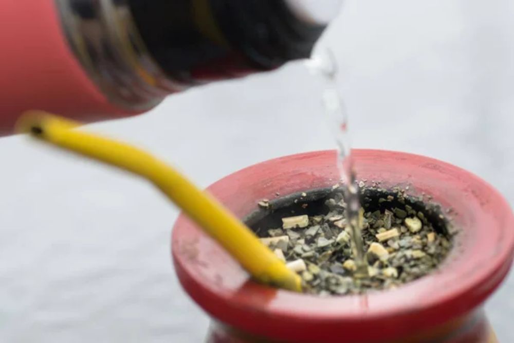 Pouring hot water on a Argentine Yerba Mate — Photo