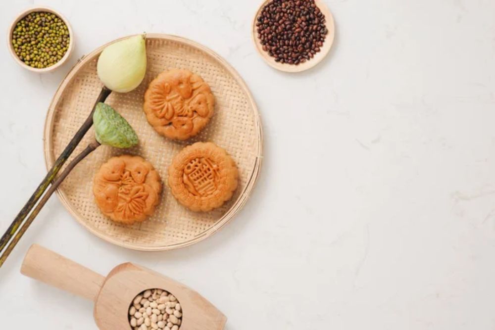 Traditional Vietnamese cakes on plate, top view — Photo