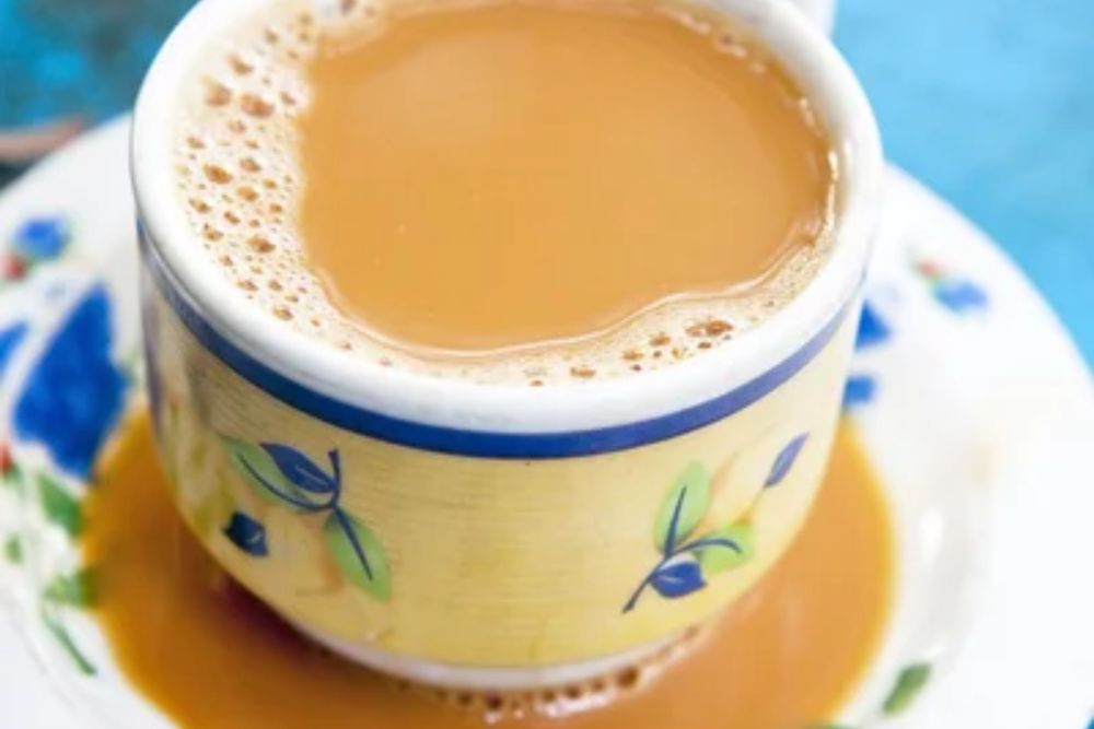 Burmese milk tea on blue wooden table — Photo
