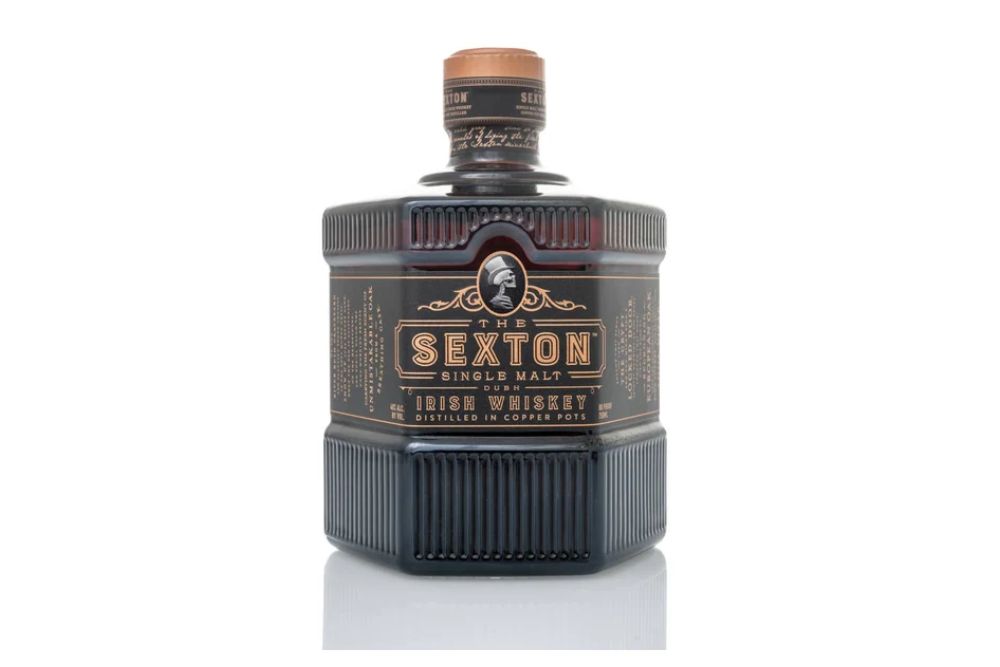 Winneconne, WI - 19 April 2019: A bottle of The Sexton single malt Irish Whiskey distelled in copper pots on an isolated background — Photo by homank76