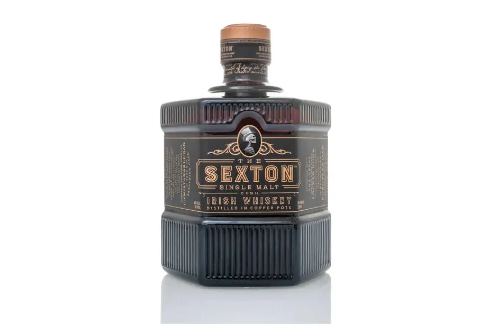 Winneconne, WI - 19 April 2019: A bottle of The Sexton single malt Irish Whiskey distelled in copper pots on an isolated background — Photo by homank76