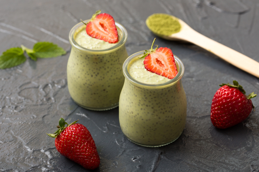 Matcha green tea chia seed pudding, dessert with fresh mint and — Stock Photo, Image