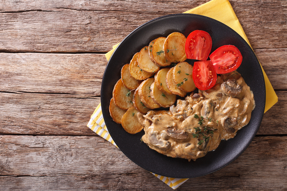 Diana steak garnished with fried potatoes close-up. Horizontal t — Stock Photo, Image