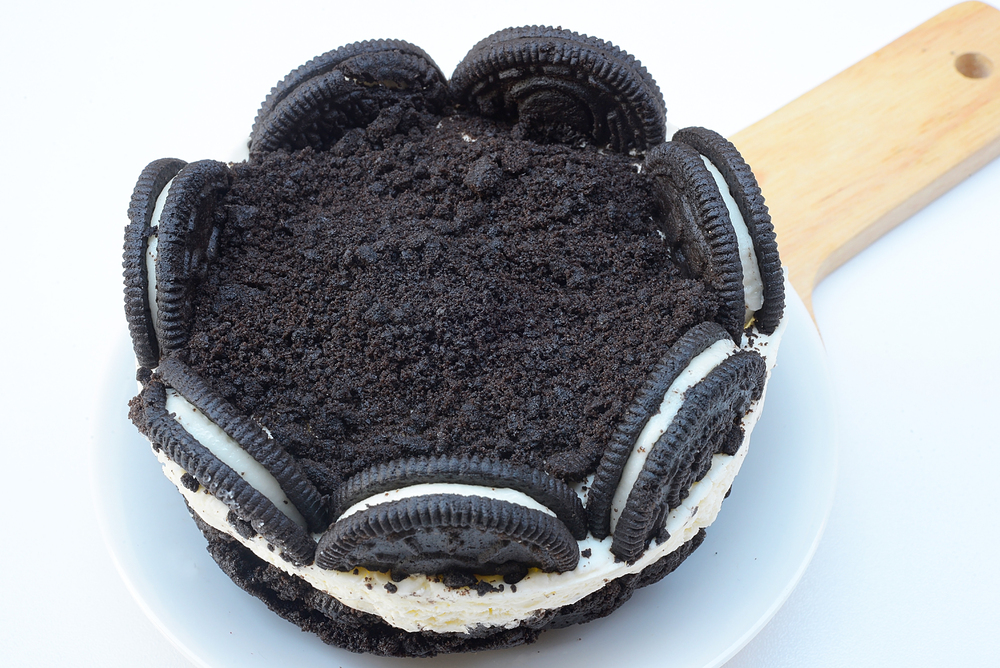 Creamy cheesecake with chocolate cookies and cream biscuits. — Stock Photo, Image