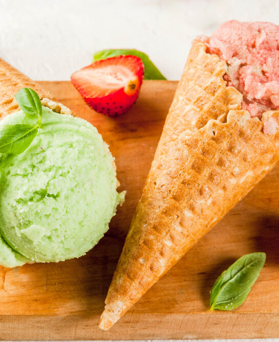 Basil and strawberry ice cream — Stock Photo, Image