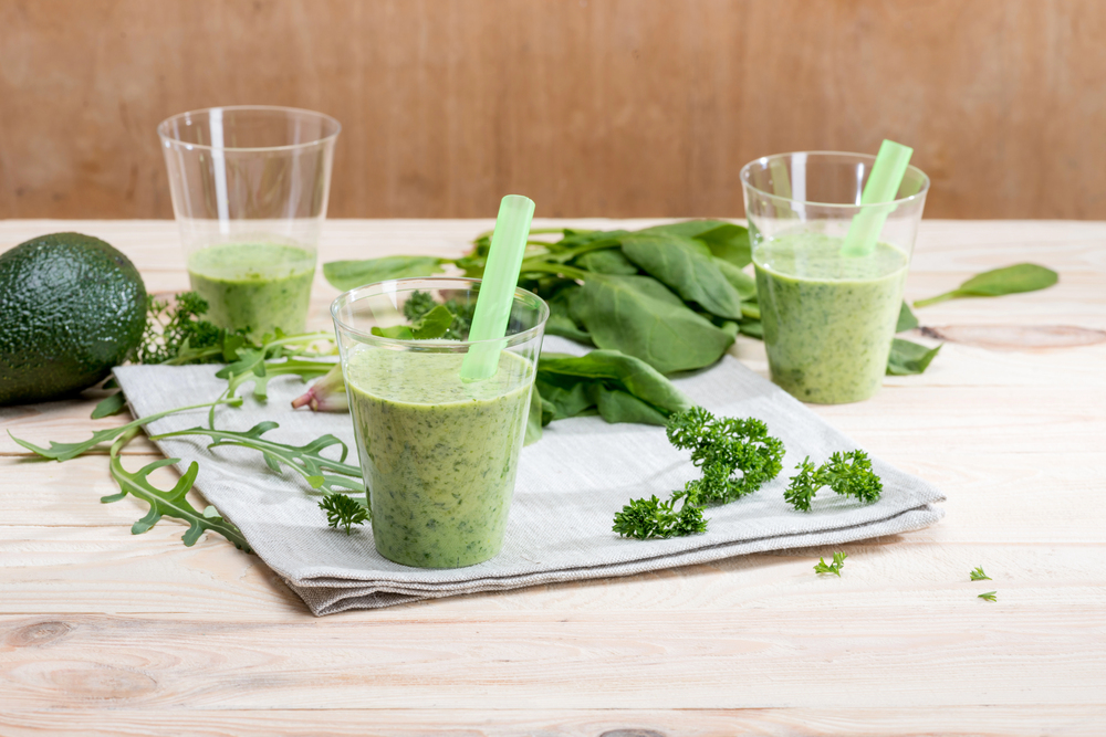 Green smoothie and ingredients — Stock Photo, Image