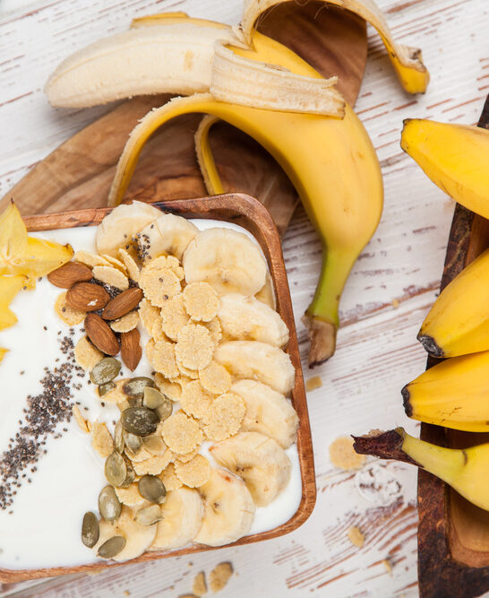 Banana yoghurt with seeds and cornflakes — Stock Photo, Image