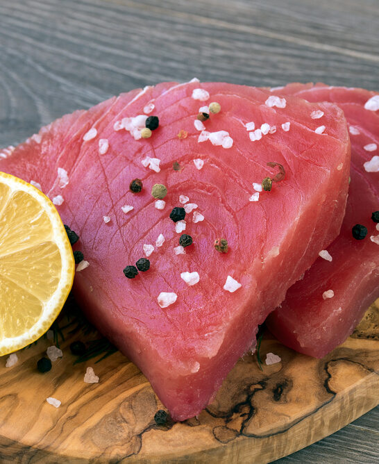 Raw tuna fillet with dill, lemon and peppers in olive cutting bo — Stock Photo, Image