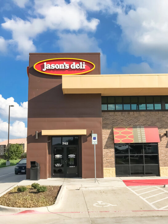 LEWISVILLE, TX, US-SEPT 13, 2018:Facade with drive-thru of Jason Deli, family owned fast casual delicatessen restaurant chain headquartered in Beaumont, Texas. Serves menu 275 delis in 28 states — Photo by trongnguyen