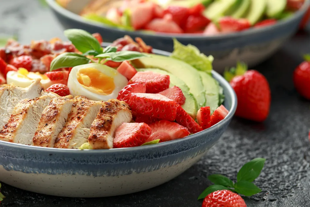Chicken Cobb salad with strawberries, bacon, avocado and boiled eggs — Stock Photo, Image