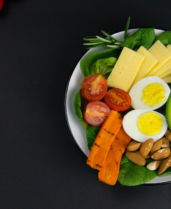 Ketogenic diet concept. A set of products of the low carb keto diet. Green vegetables, nuts, chicken fillet, flax seeds — Stock Photo, Image
