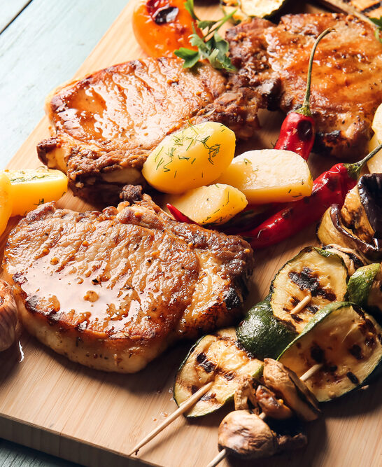 Board Tasty Pork Steak Grilled Vegetables Color Wooden Background — Stock Photo, Image