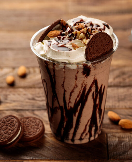 Oreo Milkshake Oreo Biscuits Almond Served Glass Side View Wooden — Stock Photo, Image