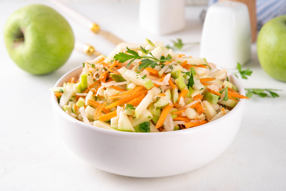 Homemade Seasonal Apple Slaw Salad Apples Cabbage Carrot Spring Onions — Stock Photo, Image