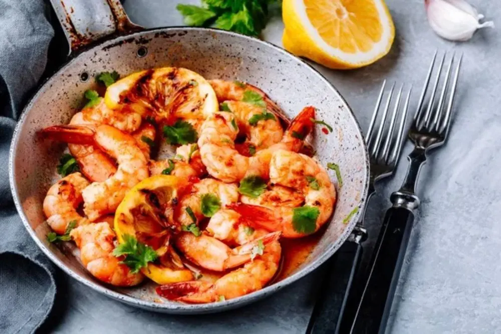 Spicy garlic chilli Prawns Shrimps on frying pan with lemon