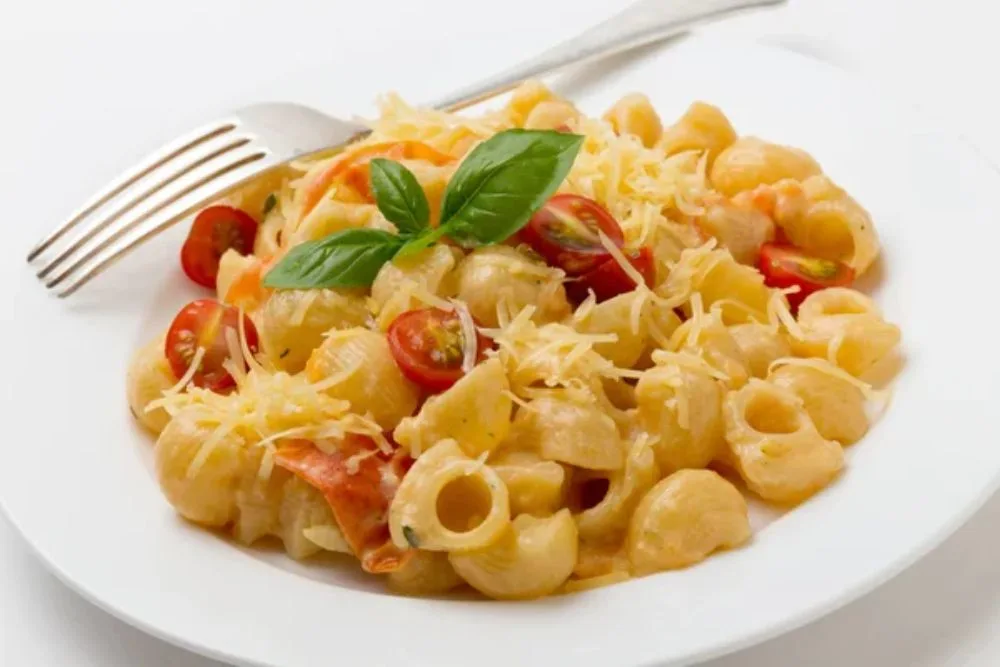 Cream and tomato pasta with fork — Photo
