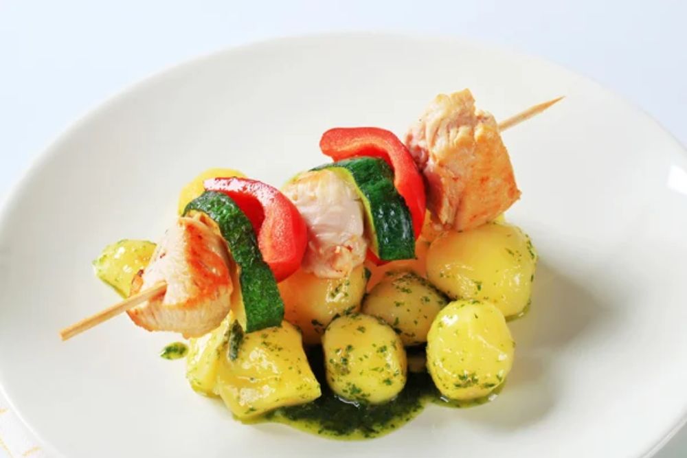 Chicken skewer with potatoes — Photo