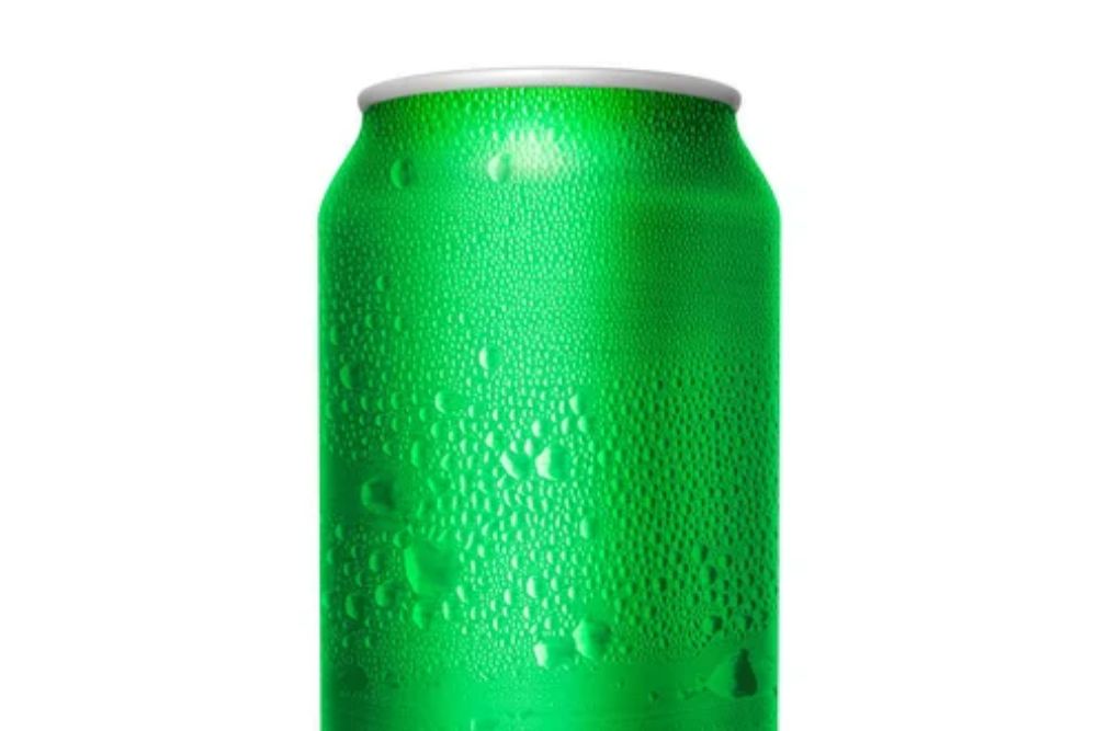 Green Aluminum Cans Water Droplets White Background — Stock Photo, Image