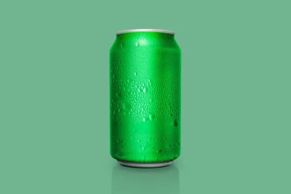 Can Fresh Soda Water Drops Color Backgroun — Stock Photo, Image