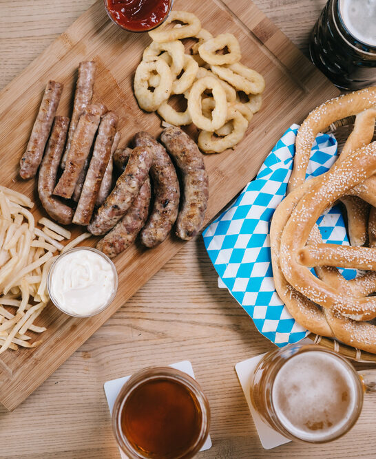 Top View Mugs Light Dark Beer Fried Sausages Onion Rings — Stock Photo, Image