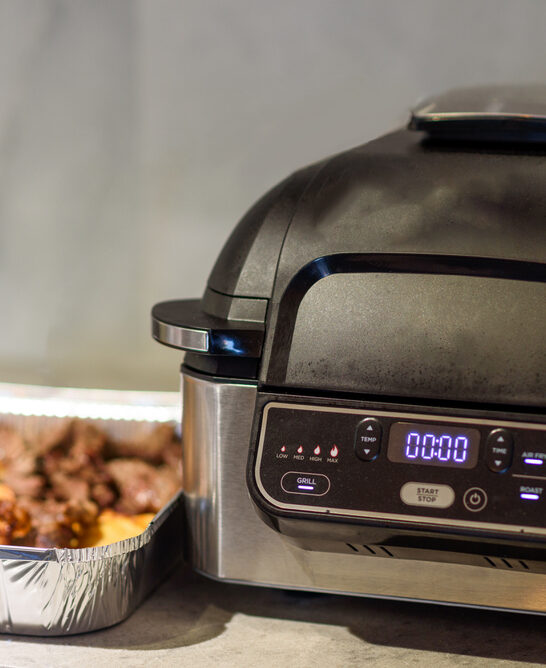 Cooking meat with spices in an air fryer. — Stock Photo, Image