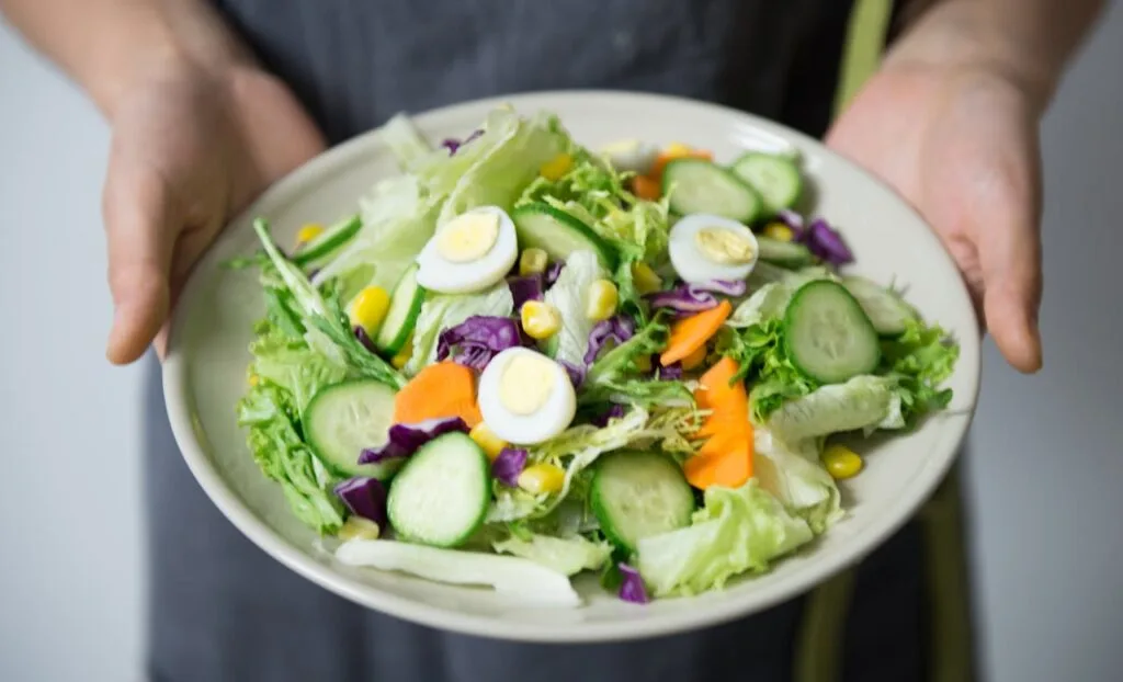 Fresh salad with vegetables and eggs, showing how specialized weight loss foods focus on balance, protein, and lasting fullness.