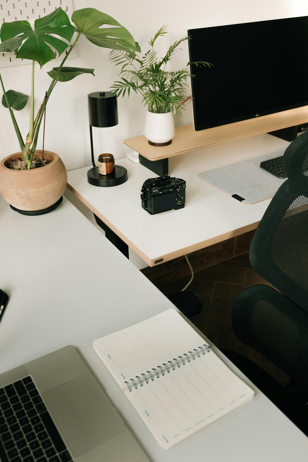 4 Easy Desk Makeover Ideas for a Cozy Workspace - Bullock's Buzz