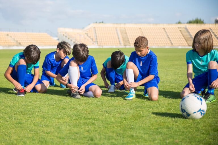 Game day snack bar ideas for youth sports teams as kids prepare on the field before a game