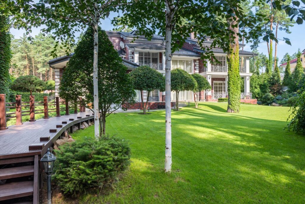 Beautiful, well-maintained yard showcasing ways to automate yard chores with smart lawn care solutions.